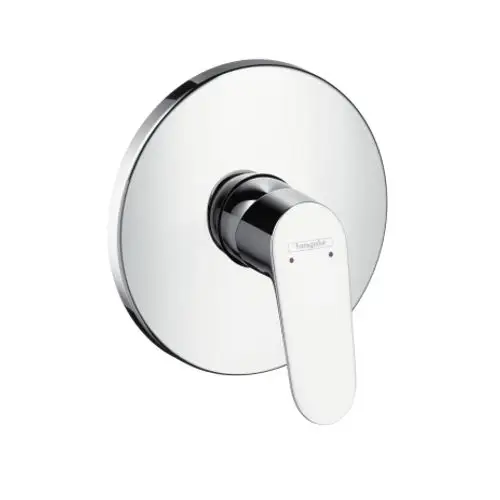 Einhebel-Brausemischer in Chrom von Hansgrohe, montiert auf einer runden Wandplatte. Der Hebel zeigt Anzeichen für Warm- und Kaltwasser-Bedienung.